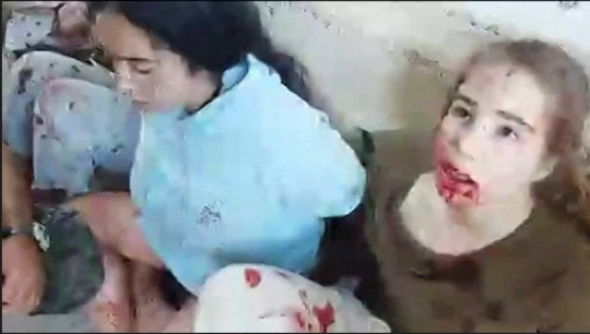 하마스 무장대원에 납치되는 이스라엘 여군 병사 영상 공개[로이터 연합뉴스]